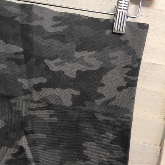🍄 SPANX Camo Print Look At Me Now Cropped Leggings - Picture 4 of 10